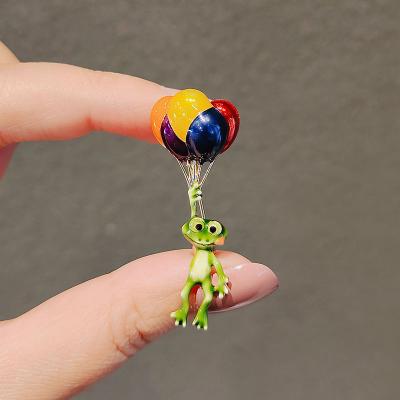 China Durable Funny Frog Brooches Animal Colorful Balloon Brooch Pins Woman Kids Party Brooch for sale