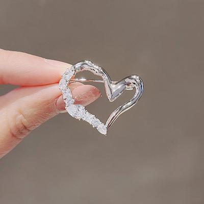 China Factory direct sales heart-shaped brooch durable metal simple retro geometry hollow out brooch for sale