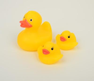 Cina La mini gomma di galleggiamento sveglia del bagno Ducks la famiglia con due resistenti di acqua di Duckies del bambino in vendita