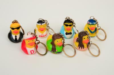 Chine Le mini canard de Keychain de promotion avec le style du chanteur penche et tient le premier rôle des canards à vendre