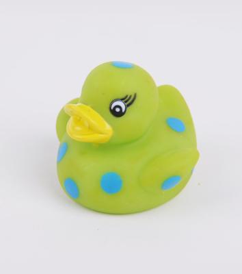 China pato estándar resistente flotante modelado punto de agua BPA del pato de goma del bebé de la longitud de los 5cm libremente en venta