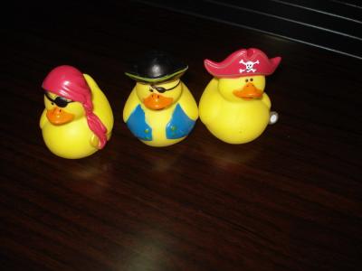 China Três mini patos de borracha dos piratas amarelos ajustaram o brinquedo bonito Eco - PVC amigável com logotipo feito sob encomenda à venda