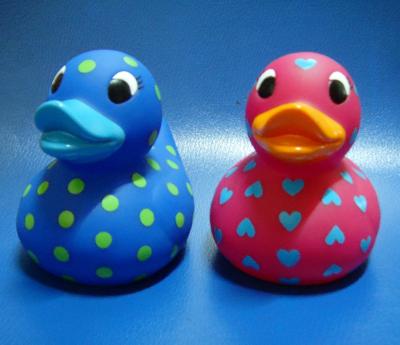 China Lovely Heart Shaped Custom Rubber Ducks Pink / Blue Color Toys Retail EN71 for sale