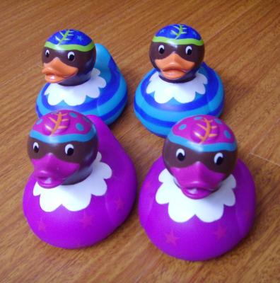 China Os brinquedos Ducky de borracha roxos do banho, borracha de flutuação personalizada Ducks a pintura da estrela à venda