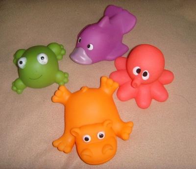 China Soft Bath Rubber Squirt Water Toy Floating Ocean Animal Shaped 10cm Width for sale