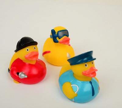 Cina La gomma su ordinazione del vigile del fuoco del postino Ducks la lunghezza del regalo 8.5cm per il regalo promozionale in vendita