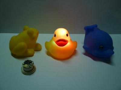 China Water Sensor Light Up Bath Ducks LED Floating Frog / Dolphin Shaped Toy for sale