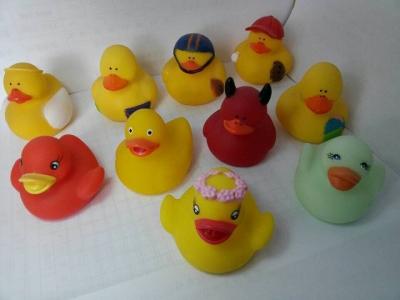 China Baño que flota el diseño inofensivo del día de fiesta de los mini patos del caucho para los regalos de los niños en venta