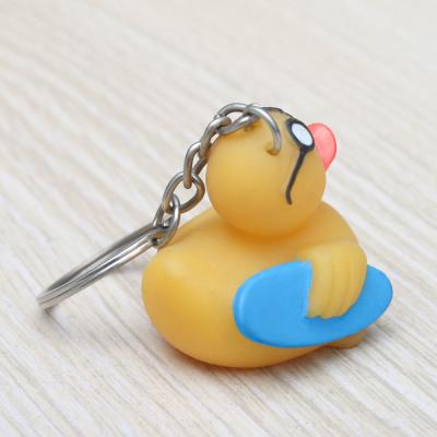 China Phthalate geben gelbes sortiertes surfendes Enten-Spielzeug mit Keychain-Sammlung frei zu verkaufen