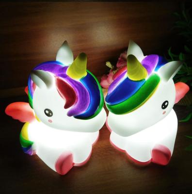 China La luz/el unicornio de la noche del unicornio del juguete de la novedad llevó el cambio de los colores de la luz 7 para los niños en venta