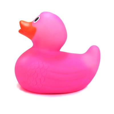 China Los patos plásticos minúsculos suaves de la piscina del juguete del cuarto de baño del bebé flotan los regalos rosados de los patos del caucho en venta