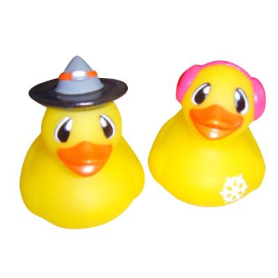 China Los mini patos de goma de los niños/personalizaron color amarillo determinado del cuarto de baño de goma del pato en venta