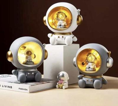 China Creative Europe Desk Decor Resin Night Lamp Astronaut Opens For Living Room for sale