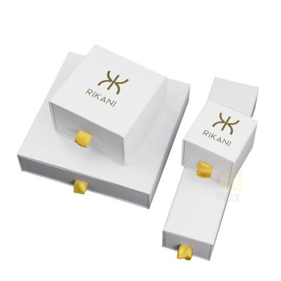 China Hotsale Biodegradable Custom Luxury White Velvet Jewelry Box Packaging For Necklace for sale