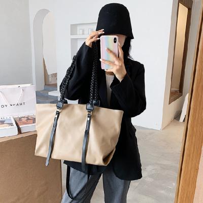 China Fanshion Women Shoulder Bag New Fashion Large Capacity Ladies Handbag Weaving Portable PU Ladies Shoulder Bag Women Solid Color Tote Bag for sale