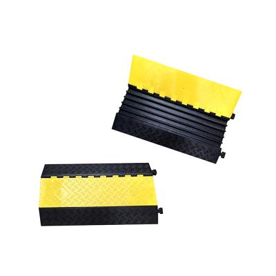 China 900X550X50Mm Cable Cover Road Safety Cable Protectors 5 Way Durable Rubber Cable Ramp for sale