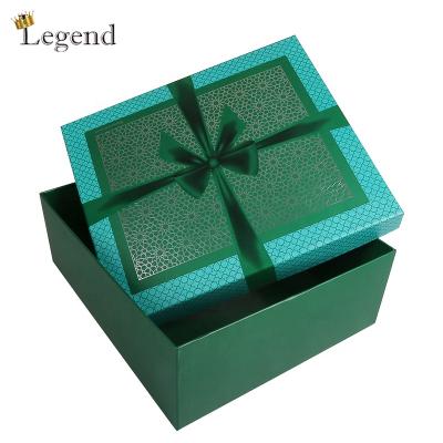 China Lovely Recyclable Clothes Christmas Packing Boxes Custom Design Printing Luxury Gold Foil Paper Gift Box Packaging for sale