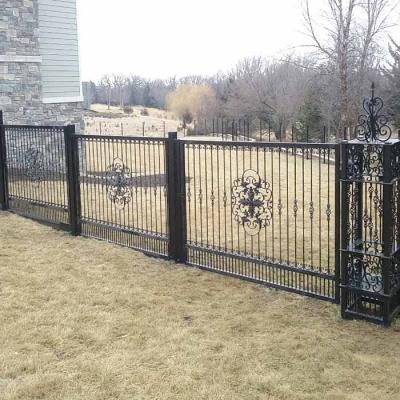 China Easily Assembled Outdoor Galvanized Barrier Field Barrier Cheap Wrought Iron Design for sale