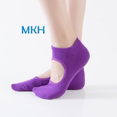 China Breathable Yoga Socks For Women Non Slip Grips And Straps for sale