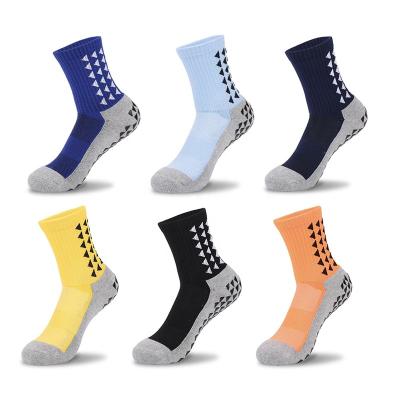 China Custom QUICK DRY Mens Breathable Sports Knocks Anti-Slip Quick Dry Crew Grip Stripe Sport Non Slip Socks for sale