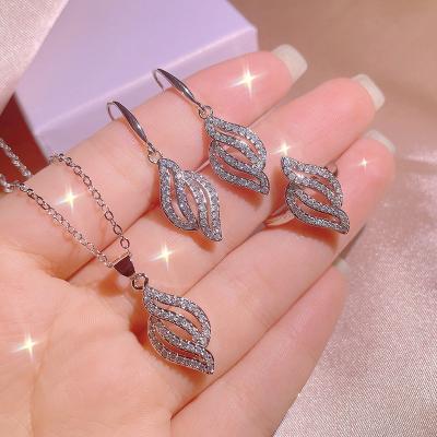 China FASHIONABLE Annual Hot Selling Ladies Fashion Diamond Leaf Design Gold Jewelry Earrings Necklace Set for sale