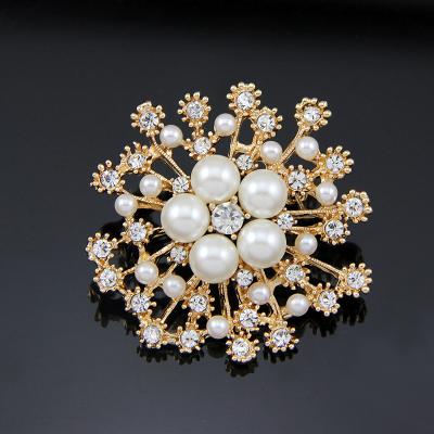 China Hot Selling Big Alloy Snowflake Pearl Crystal Brooch Fashionable Exquisite Flower Brooch Women's Dress Accessories for sale