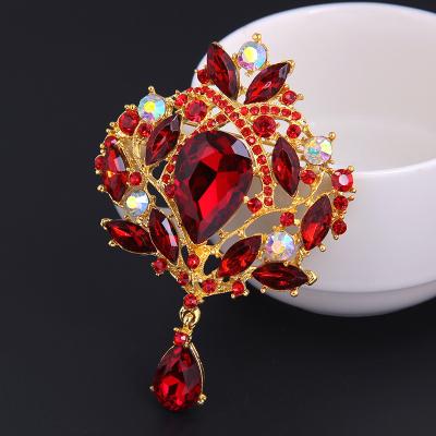 China ALLOY European and American Fashion Clothing Brooches Rhinestone Plating 18k Alloy Brooch Crown Glass Ladies Corsage for sale