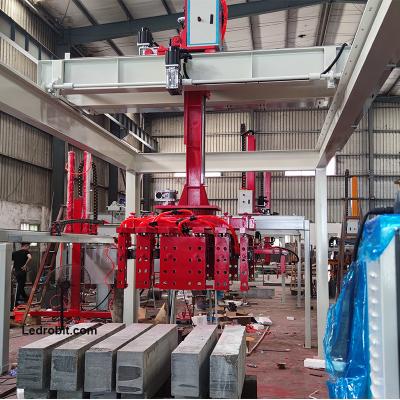 China PLC Controlled Industrial Palletizing Robot Mobile Palletizer For Labor Savings for sale