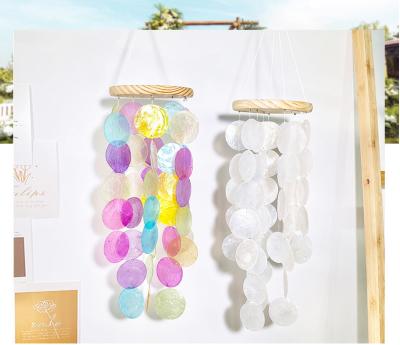 China Home Decoratiove HOOYO Natural Round Mica Sheet Capiz Shell Pieces Wooden Wind Chimes For Mother's Day, Thanksgiving, Birthday Gifts for sale