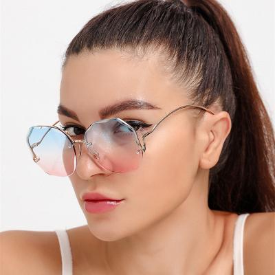 China Fashion Sunglasses 2022 Fashion Tea Gradient Sunglasses Women Ocean Water Cut Glass Balanced Metal Curved Temples Sun Glass Female for sale