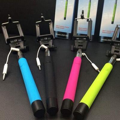 Chine Plus sans fil du bâton z07-5 de Selfie de téléphone portable pour le contrôle audio tenu dans la main Selfiestick de câble à vendre