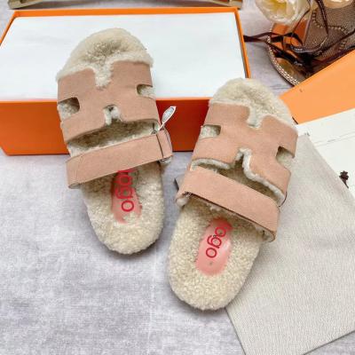 China Cushioning Autumn/winter 2022 New thick-soled wool slippers women's Brand vintage one word lamb wool slippers women's family plush slippers for sale