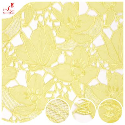 Chine broderie 100% florale de fleur de tissu de dentelle de largeur de 135cm de polyester soluble dans l'eau de tissu à vendre