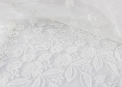 Chine Tissu floral blanc de dentelle de broderie de guipure/tissu maille nuptiale de paillette pour la robe de mariage à vendre