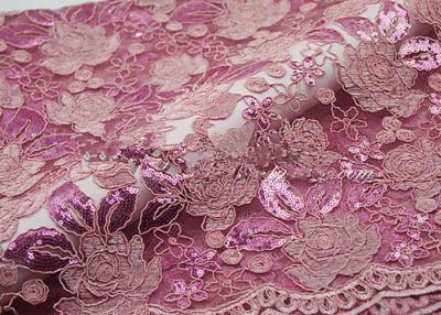 China Stickerei geschnürtes rosa Paillette-Spitze-Gewebe mit ausgebogtem Rand für Partei-Kleid zu verkaufen