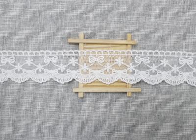 Chine Équilibre de dentelle brodé par blanc pour le tissu de robe de Smocked/de broderie ruban de dentelle à vendre