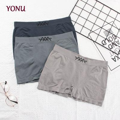 China Good Quality Hip Lift Elastic Men's Mid-Waist Seamless Underwear Honeycomb Tops Breathable Briefs for sale