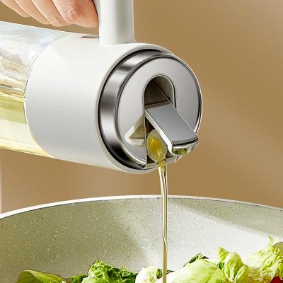 Chine 500 ml 17 oz Dispenser d' huile d' olive en verre Bouteille de pot d' huile avec poignée Auto Flip Container de condiment imperméable avec couvercle en acier inoxydable à vendre