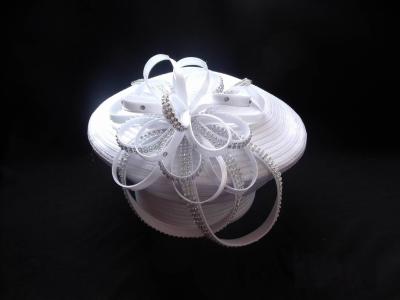 China Sombreros de la iglesia de la seta de las señoras grandes blancas elegantes de la corona, sombreros de la trenza del satén para las mujeres en venta