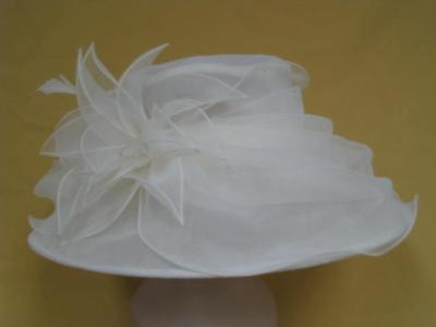 China Church White Elegant Organza Hat With Coque Feathers and Satin Sweatband for Normal Day for sale