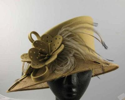 Cina Corona dei cappelli di feltro della lana delle signore di modo di 100% con il fiore di Sinamay e piume per il carnevale in vendita