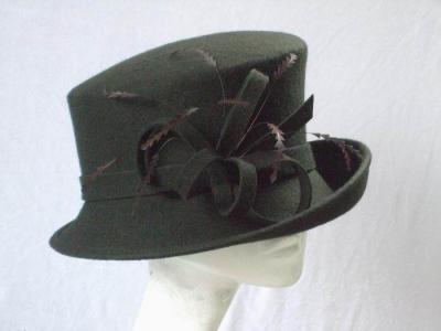 China Self Felt Band Fashion Black Wool Felt Hats for Women with Feathers Trim in Normal Day for sale