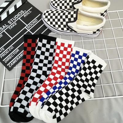 China Fashion Sustainable Crew Socks Custom Logo Checkered Socks Cotton Skateboard Men's Socks for sale