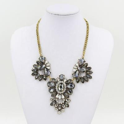 China Retro Wholesale Environmental Resin Crystal Rhinestone Flower Necklace Big Flower Statement Fancy Necklace for sale