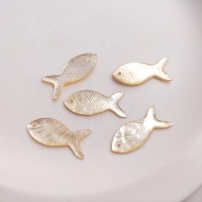 China Jewelry Using Natural Japanese Shellfish Single Hole Capiz Shell Fish Pendant Bracelet Earring DIY Jewelry Accessories for sale