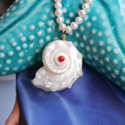 China Cute Handmade Natural Spinous Vacation Beach Necklace Pearl Snail Crown Jewelry Natural Shell Wedding for sale