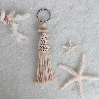 China Home Decoration Shell &Conch Key Chain Natural Shell Bullet &Conch Crafts and Gifts Tourism Souvenirs 20-21cm for sale