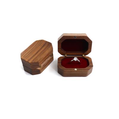 China Custom Oval Canvas Nut Ring Box Wooden Burlap Logo Christmas Gift Engagement Ring New 2021 Stock Fast Delivery Wooden Wholesale for sale