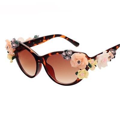 China 2020 Huge Fashion Sunglasses Vintage Flower Decoration Women Sun Glasses Spring Decoration PC Gradiend Frame Tinted Lenses 9260 for sale