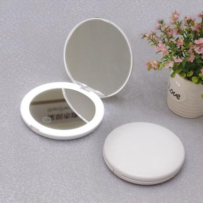 China Gold Lit Metal Magnifying Led Foldable Handle Makeup Mirror Handheld Vendors for sale